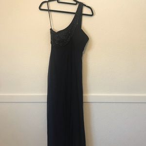 Evening gown in navy blue.